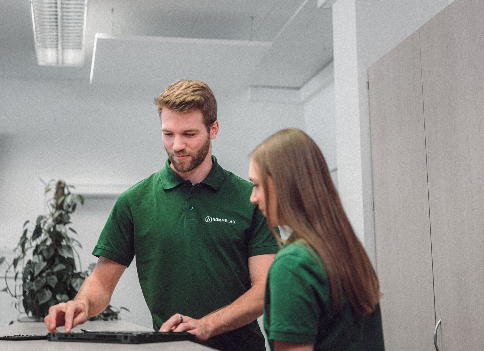 Mann und Frau arbeiten gemeinsam am Schreibtisch an einer elektronischen Komponente