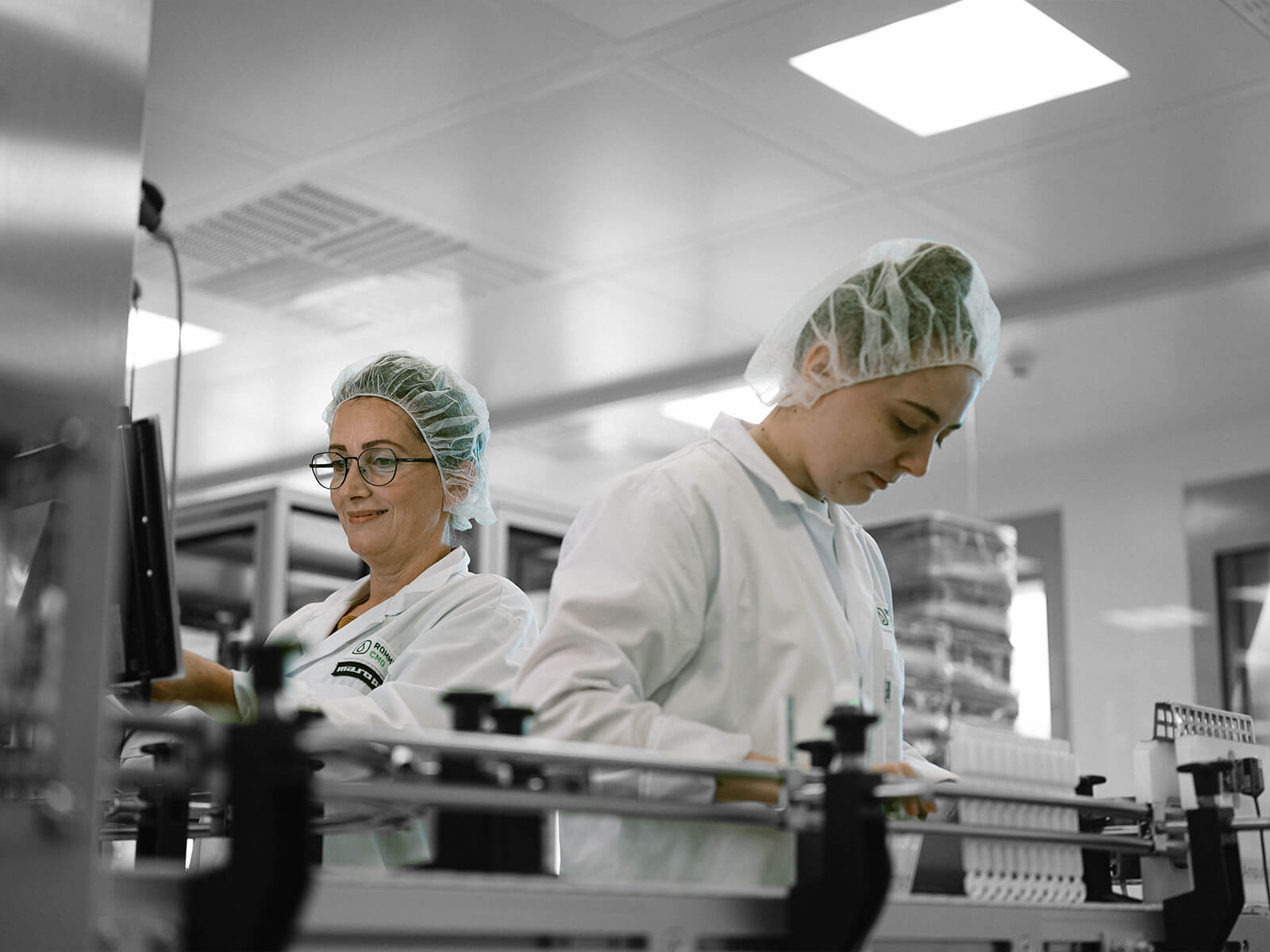Mitarbeiter mit Laborbekleidung im Labor